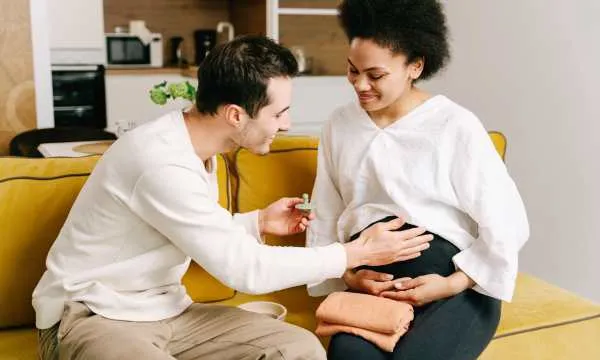 Embarazada al inicio del embarazo (Fuente - Google)