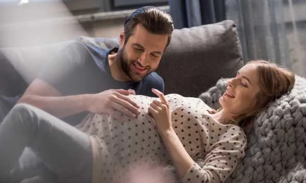 Embarazada con su pareja (Fuente - Google)